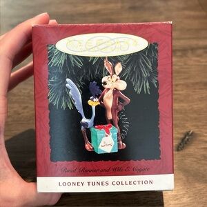 HALLMARK Keepsake 1994 ROAD RUNNER AND WILE E. COYOTE Vintage CHRISTMAS ORNAMENT